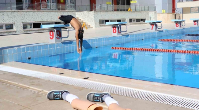 Önce tekerlekli sandalyeden kurtuldu, şimdi yüzerek hayata tutundu