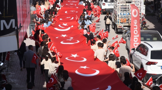 Osmaniye'de 29 Ekim Cumhuriyet Bayramı etkinlikleri 100 metrelik bayrak yürüyüşüyle başladı