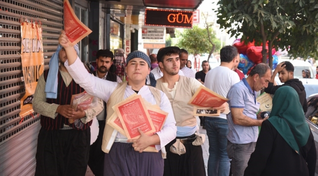 Osmaniye'de vatandaşlara, "Cumhuriyet Mecmuası" dağıtıldı