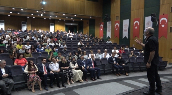 Polis Başmüfettişi Ahmet Sula, Osmaniye'de resim sergisi açıp konferans verdi