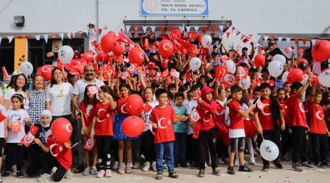 Polisler, çocuklarla Cumhuriyet'in 100. yılını kutladı