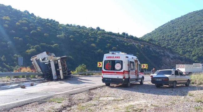 Şarampole devrilen kamyonun sürücüsü yaralandı