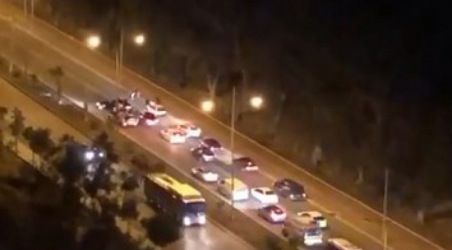 Yolu trafiğe kapatıp oyun oynayan sürücüye para cezası