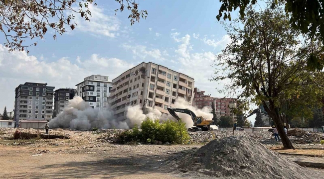 'Ağır hasarlı' bina uzun uğraşlara rağmen tam olarak yıkılmadı