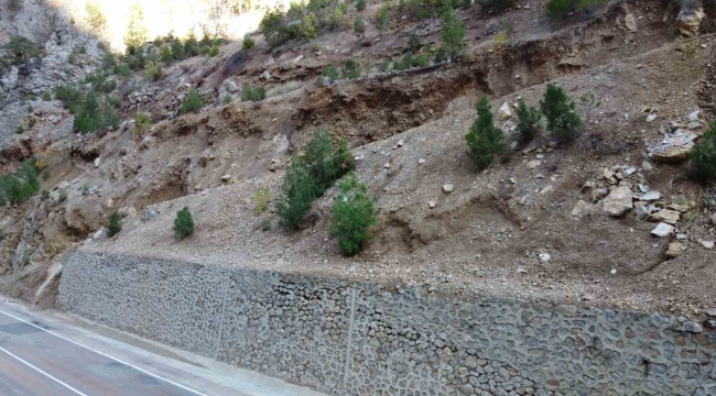 Adana'da 4 öğretmenin otomobilin üzerine kaya düşmesi sonucu öldüğü yolda tehlike devam ediyor
