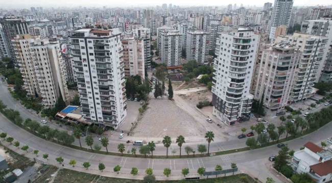 Adana'da ağır hasarlı binalar tehlike saçıyor