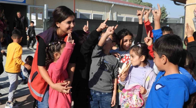 Afet bölgesinin vefakar öğretmenleri, depremzede öğrencilere umut oluyor