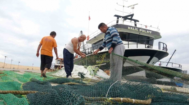 Akdeniz'de fırtına beklentisi: Tekneler kıyıya yanaştı, ağ bakımları başladı