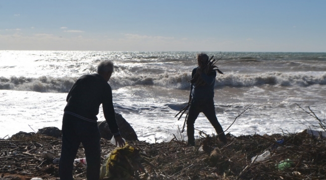 Bozyazı'da vatandaşlar sel sularıyla taşınan odunları topladı