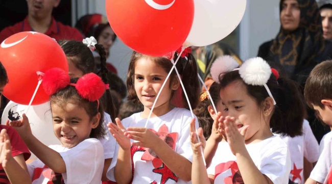 Cumhuriyet'in 100. yıl coşkusu konteyner okullarda devam ediyor