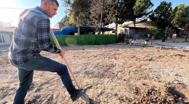 Deprem şehitleri anısına 46 fidan dikti