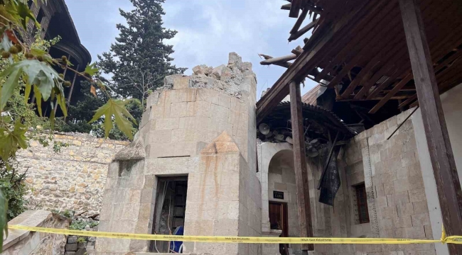 Depremde hasar gören 5 asırlık cami ibadete açılmayı bekliyor