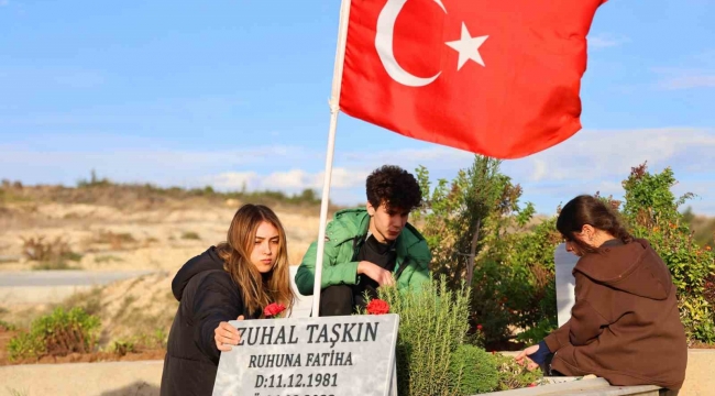 Depremde ölen Zuhal öğretmeni öğrencileri mezarı başında andı