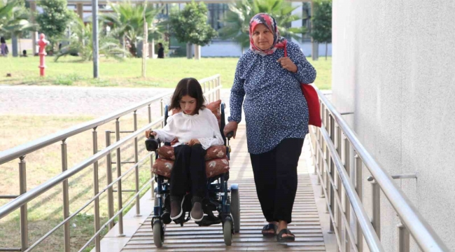 Engelli kızını her gün üniversiteye götürüp sınıf kapısında bekliyor