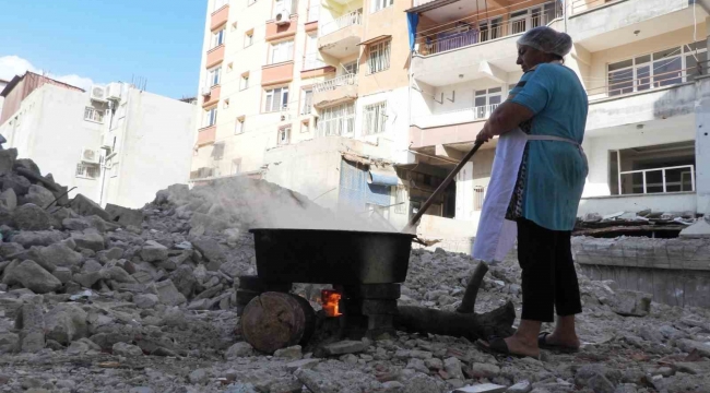 Enkaz, depremzede kadının üretim alanı oldu