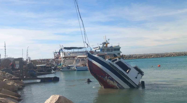 Fırtınayla birlikte suya gömülen tekne vinçle karaya çıkarıldı