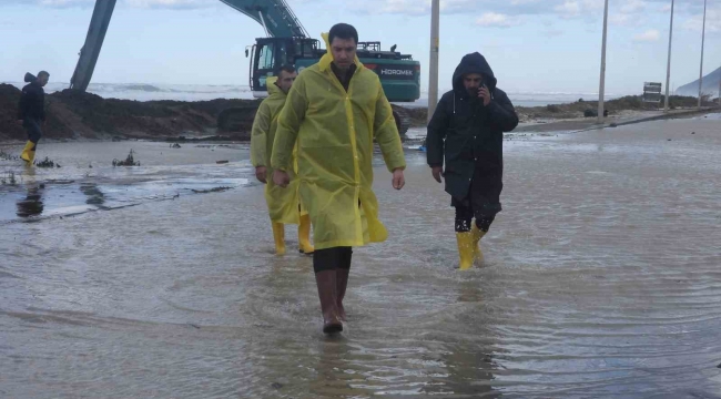 Hatay Samandağ'da da deniz yola taştı