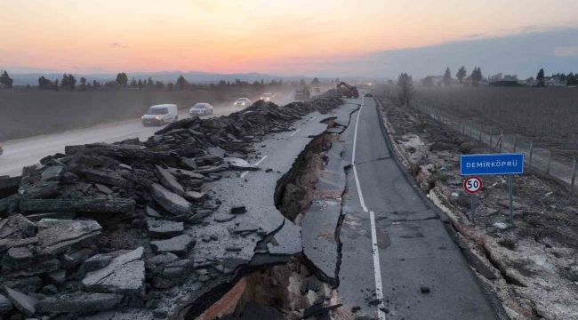 Hatay'da 4 metre kırılmaların olduğu yolda, depremin 3. gününde başlayan çalışmalar aralıksız devam ediyor