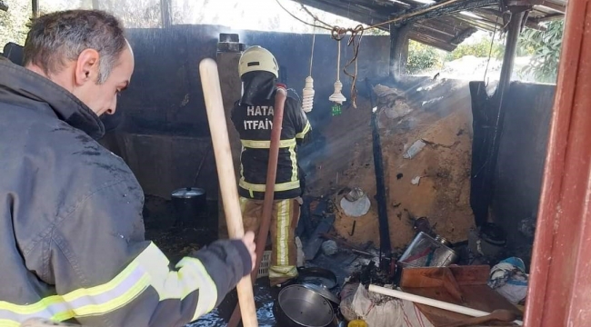 Hatay'da ahırda samanlık yanarak kül oldu