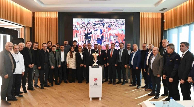 Kahramanmaraş'ta İstiklal Sporun şampiyonluk kupası