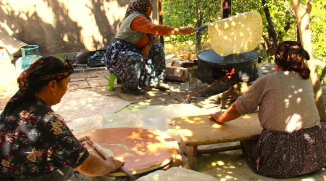 Kahramanmaraş'ta kadınlar bir araya gelerek imece usulü ekmek yapıyor