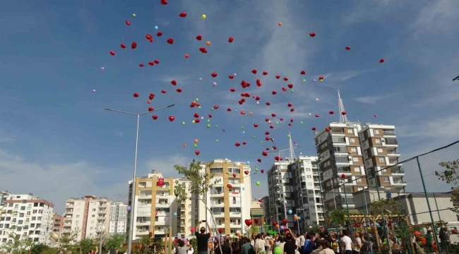 Kozan'da öğrencilerden anlamlı bayrak yürüyüşü