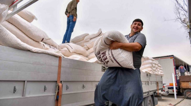 Mersin'de büyükbaş hayvancılıkla uğraşan çiftçilere 'mısır flake' yem desteği