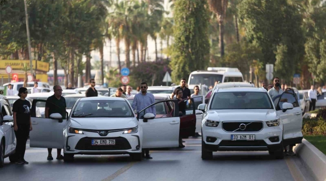 Mersin'de hayat Türkiye Cumhuriyeti'nin kurucusu Gazi Mustafa Kemal Atatürk için 1 dakika durdu