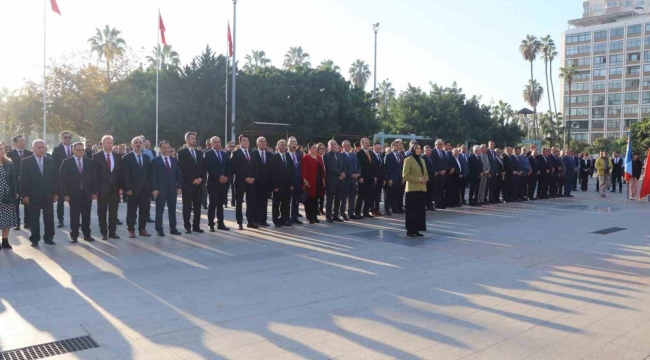 Mersin'de Öğretmenler Günü dolayısıyla Atatürk Anıtı'na çelenk sunuldu