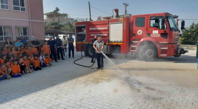 Minik öğrencilere itfaiye mesleği tanıtımı yapıldı