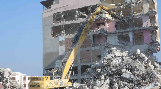 Samandağ'da depremden etkilenen binalar kontrollü olarak yıkılıyor