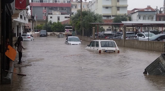 Silifke'de yağış yolları göle çevirdi, araçlar suya gömüldü