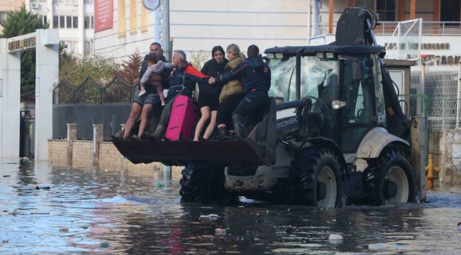 Suların kapladığı İskenderun'da evlerde mahsur kalanlar, iş makineleri ve yüksek tonajlı araçlarla kurtarılıyor