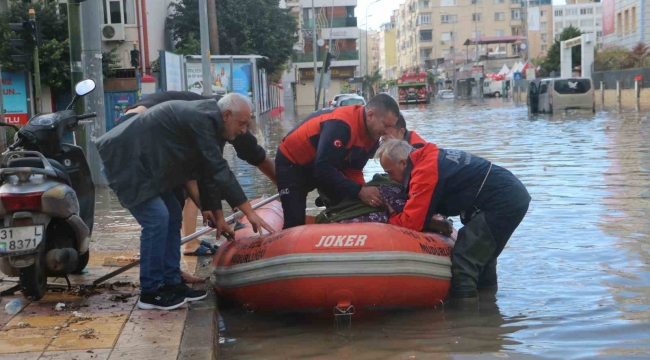 Suyun bir buçuk metreyi bulduğu İskenderun kent merkezinde, AFAD vatandaşları botla kurtarıyor
