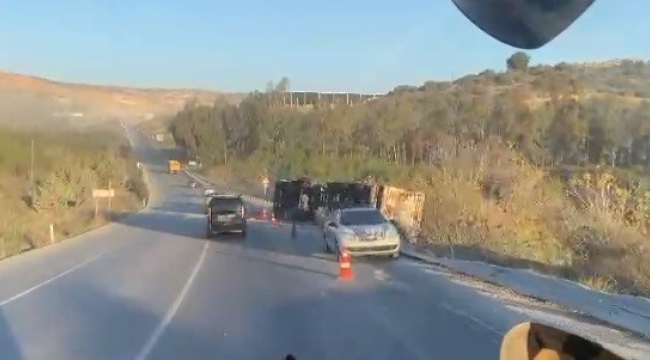 Tarsus'ta devrilen tırın sürücüsü yaralandı
