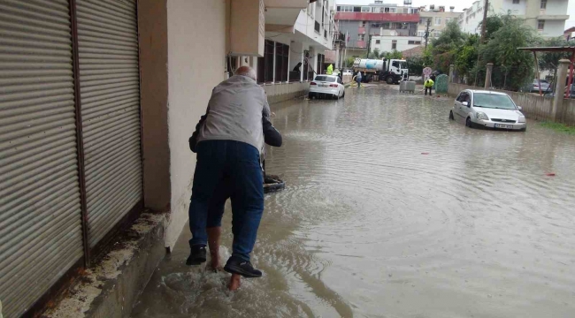 Yağışın göle çevirip araçları suya gömdüğü Silifke'de ekipler su tahliyesine başladı