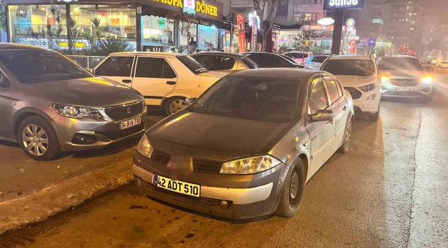 Adana'da gelişi güzel park edilen araçlar trafiği etkiliyor