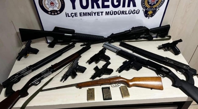 Adana'da polis ekipleri asayiş uygulamalarında 13 ruhsatsız silah ele geçirdi
