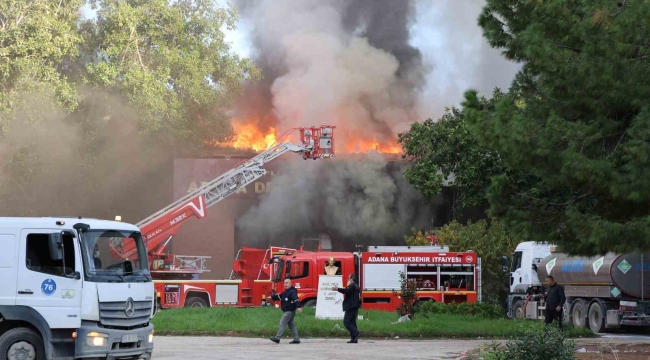 Adana'daki hastane yangını sürüyor: Tüm bina alevlere teslim oldu