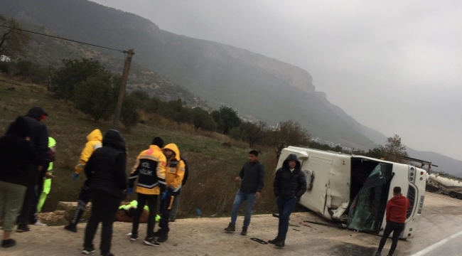 Ambulansa arkadan çarpan otobüs devrildi: 2 yaralı