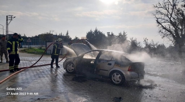 Antakya Karlısu Mahallesi'nde araç yangını kontrol altına alındı