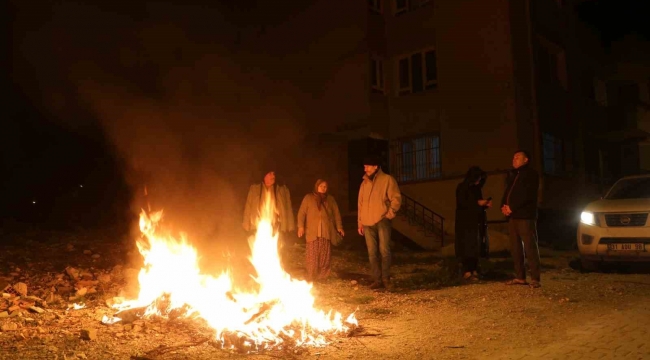 Deprem korkusuyla kendini sokağa atan vatandaşlar ateş yakarak ısındı