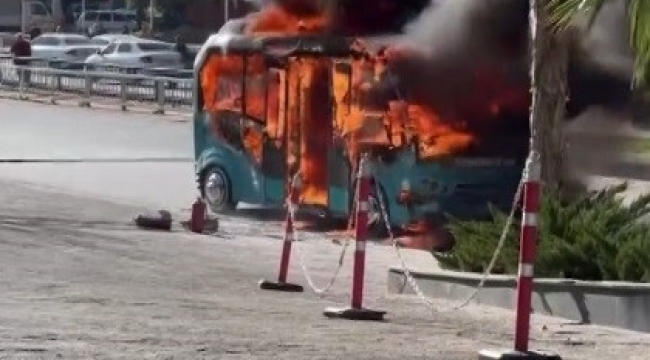 Dolmuş küle döndü, minibüsten geriye demir yığını kaldı