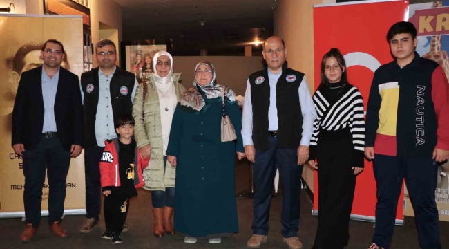 Eğitim-Bir-Sen Adana üyeleri 'Aybüke: Öğretmen Oldum Ben' filmini izledi