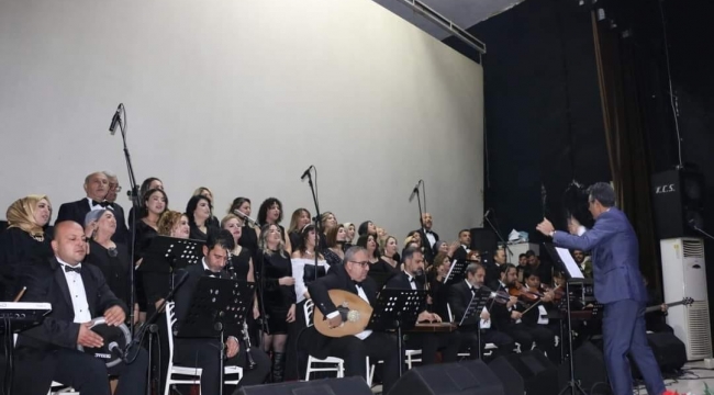 Ev hanımı, esnaf ve kamu çalışanlarından oluşan halk korusu konser verdi