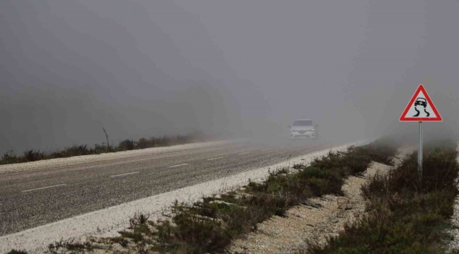 Görüş mesafesinin 10 metreye kadar düştüğü Hatay'da vatandaşlar zor anlar yaşadı