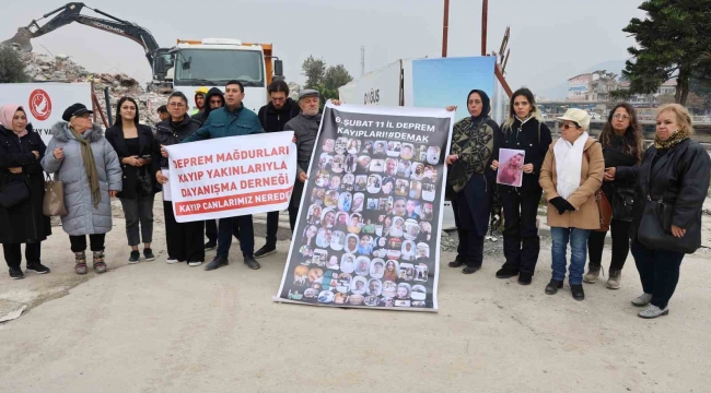 Gözü yaşlı depremzede aileler, kayıp olan yakınlarından gelecek haberleri umutla bekliyor