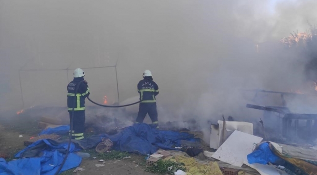 Hatay'da 2 çadır yanarak kül oldu