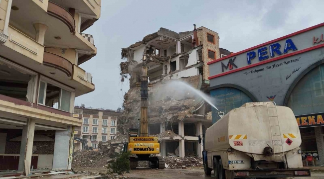 Hatay'da ağır hasarlı binaların yıkımı 19 mahallede sürüyor