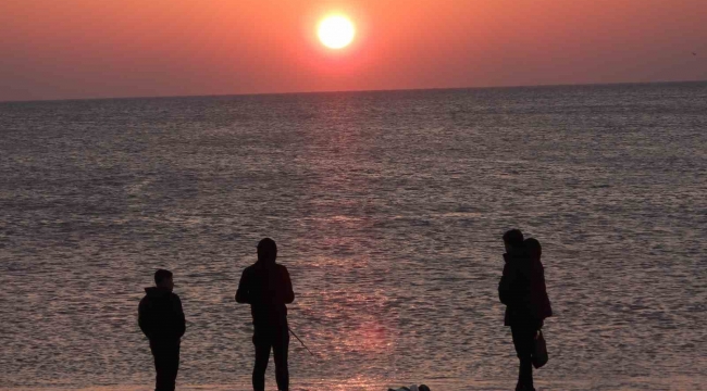 Hatay'da gökyüzü kızıla boyandı